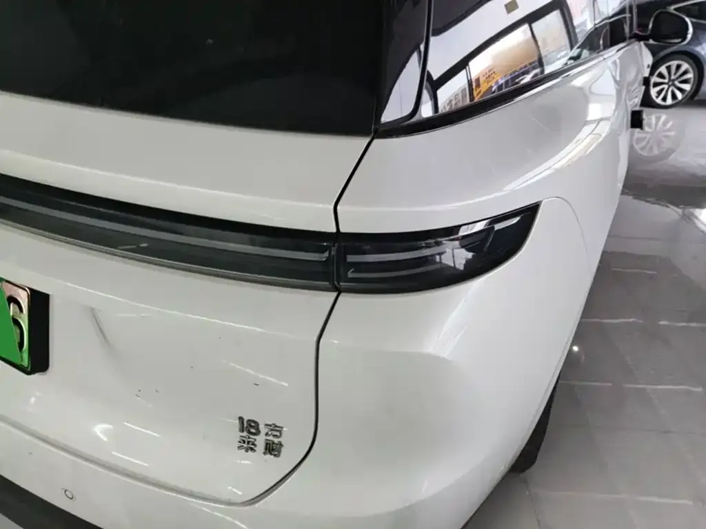 Li Auto i8 — фото 5