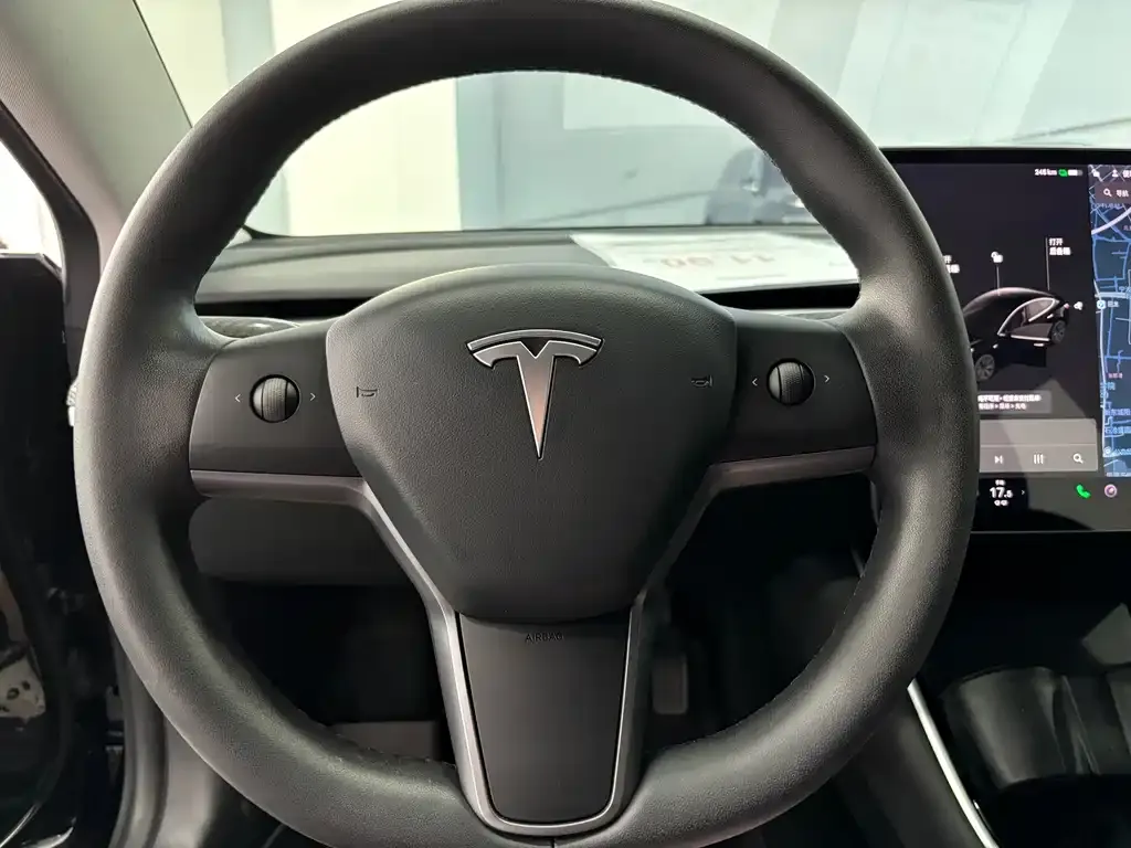 Tesla Model 3 — фото 8