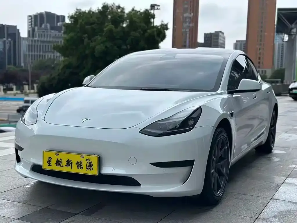 Tesla Model 3 — фото 1