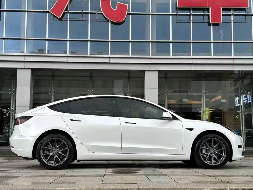 Tesla Model 3 — фото 10