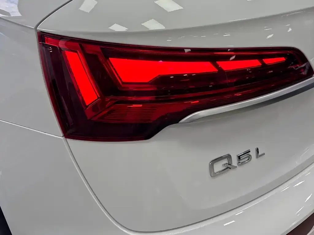 Audi Q5L — фото 9