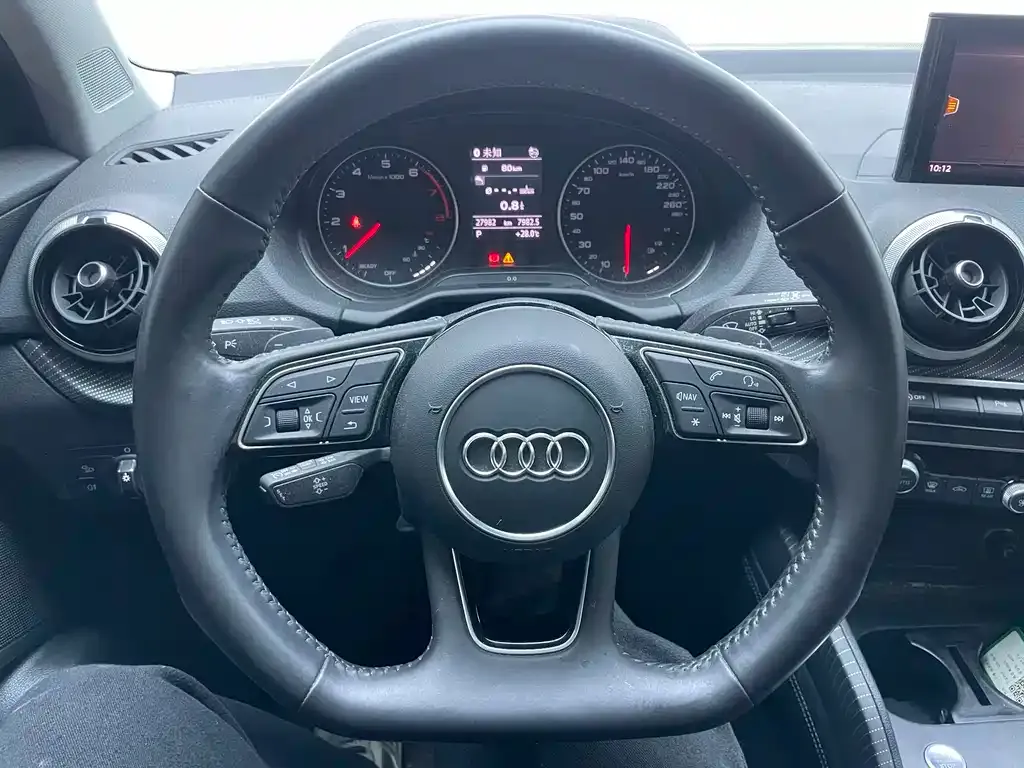 Audi Q2L — фото 10