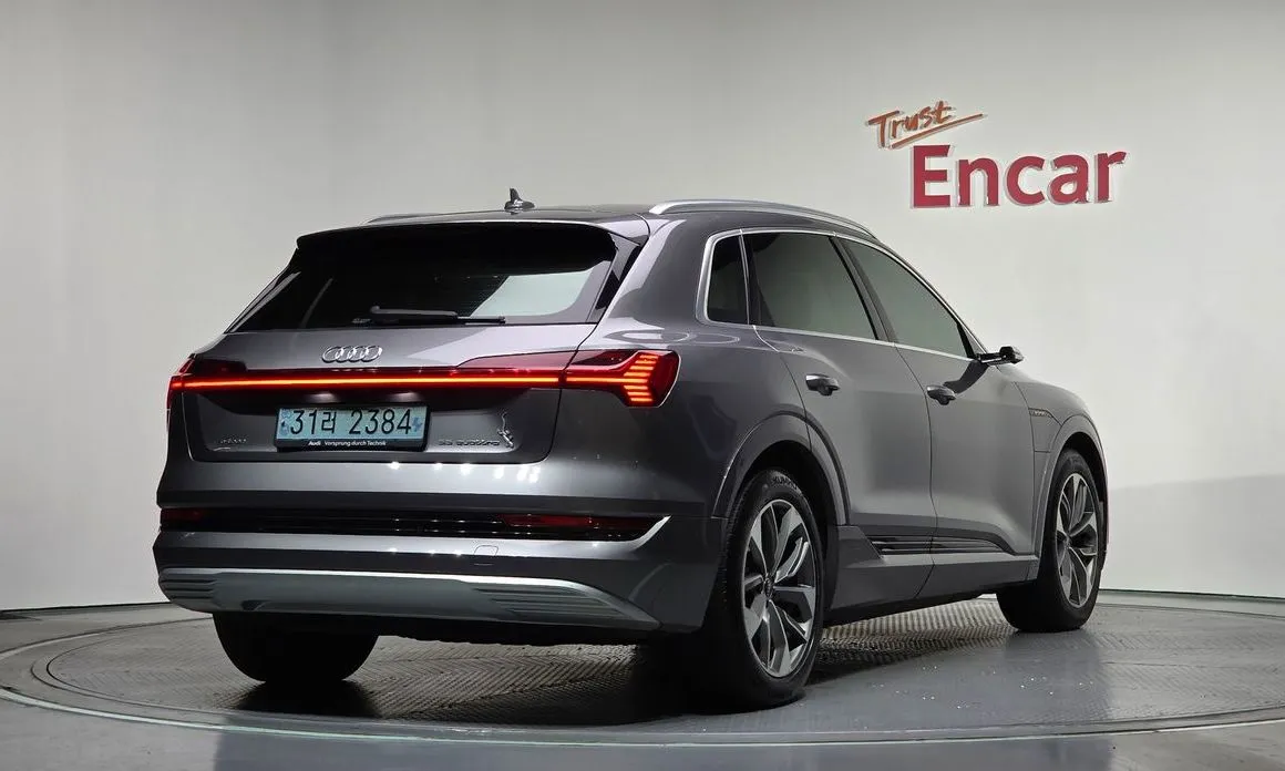 Audi e-tron — фото 7