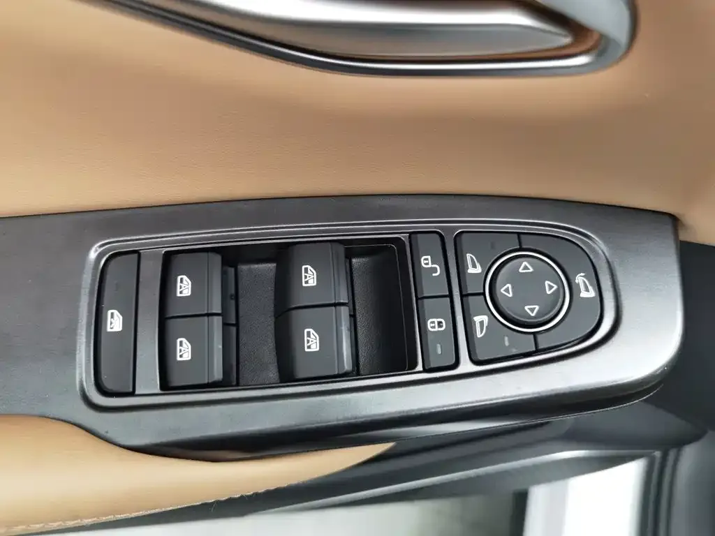 BYD L DM-i — фото 8