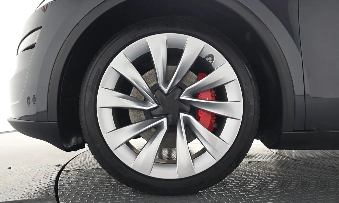 Tesla Model Y — фото 10