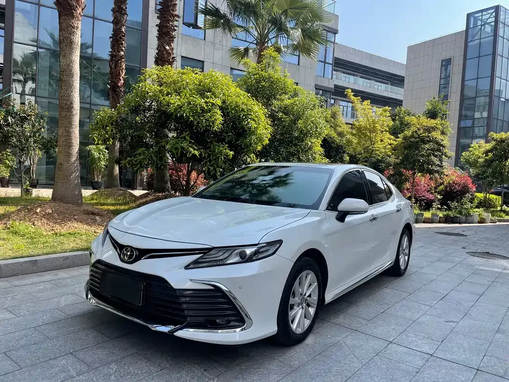 Toyota Camry — фото 1