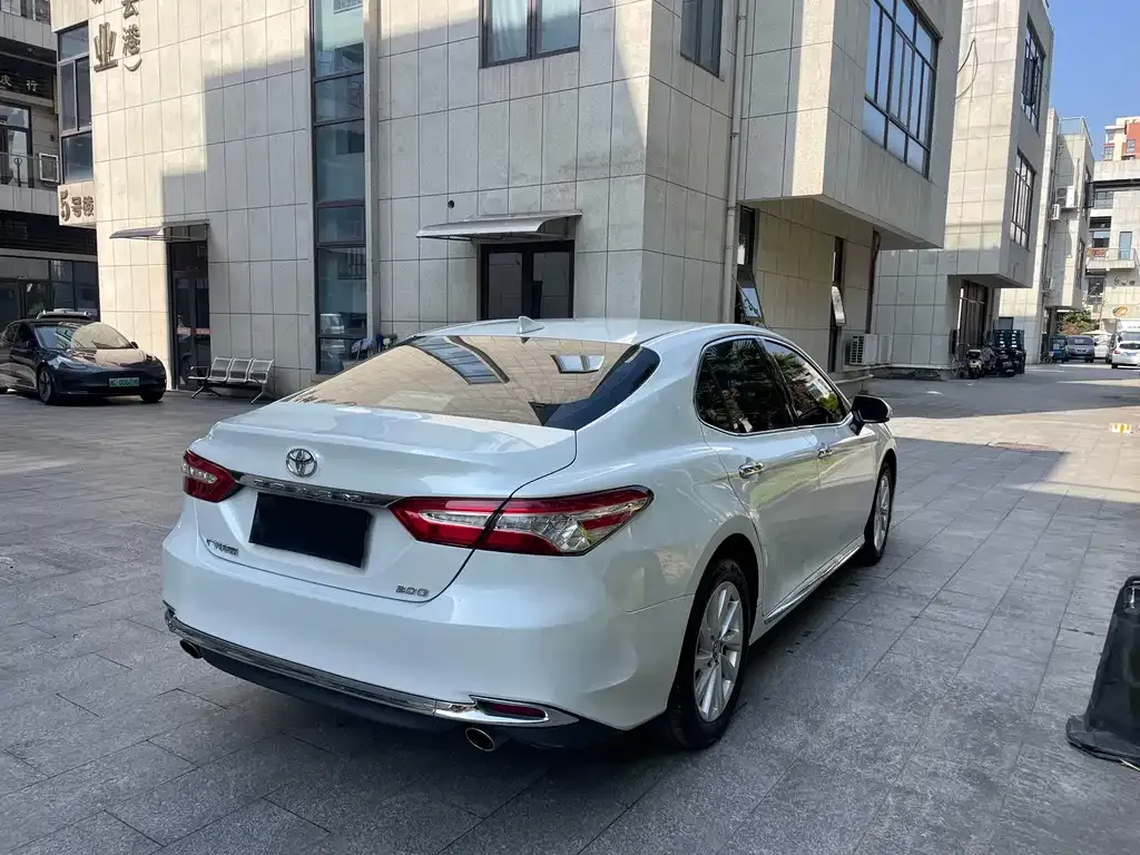 Toyota Camry — фото 4