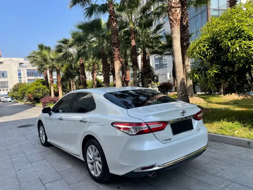 Toyota Camry — фото 3