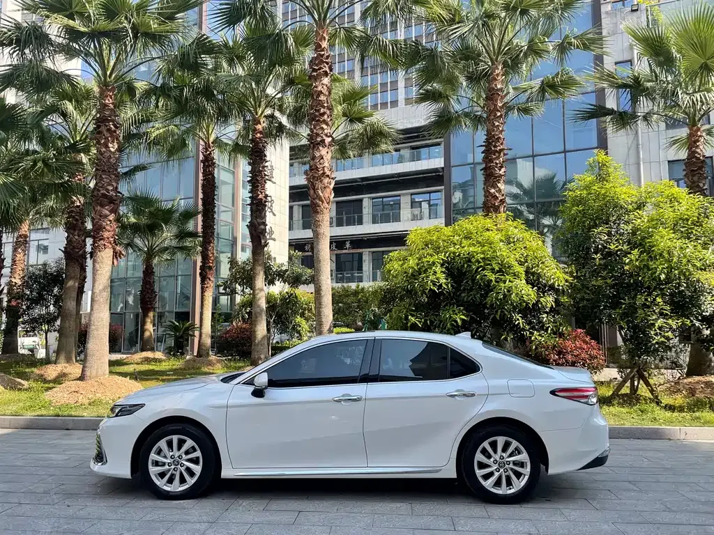 Toyota Camry — фото 2