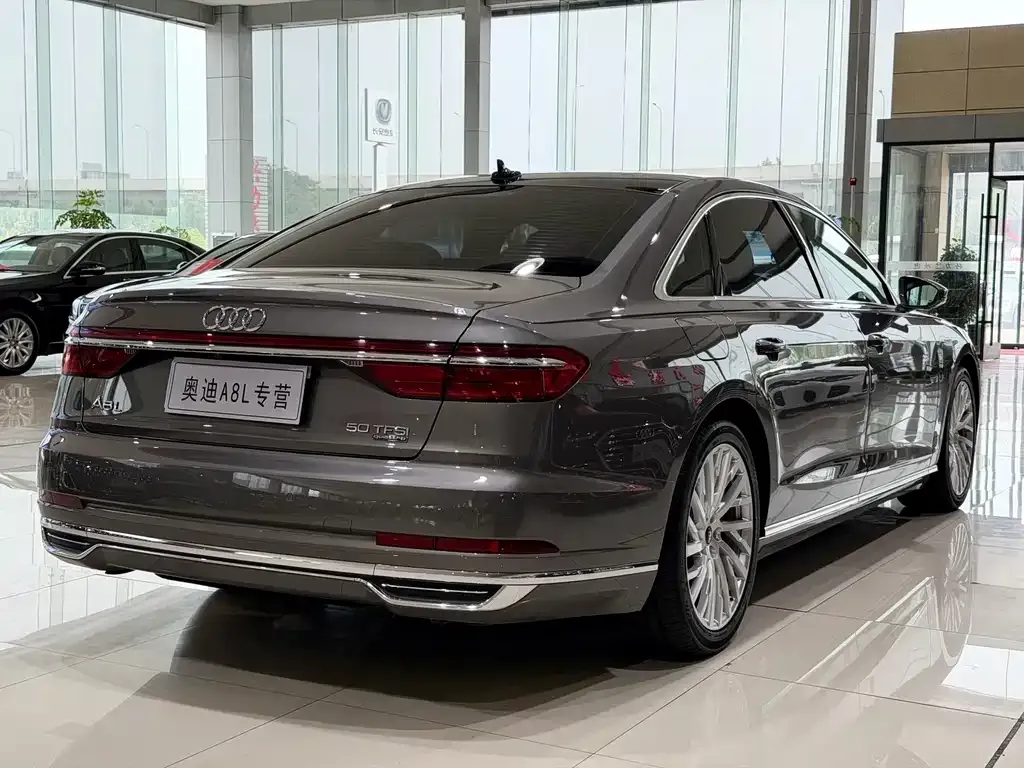 Audi A8 — фото 3