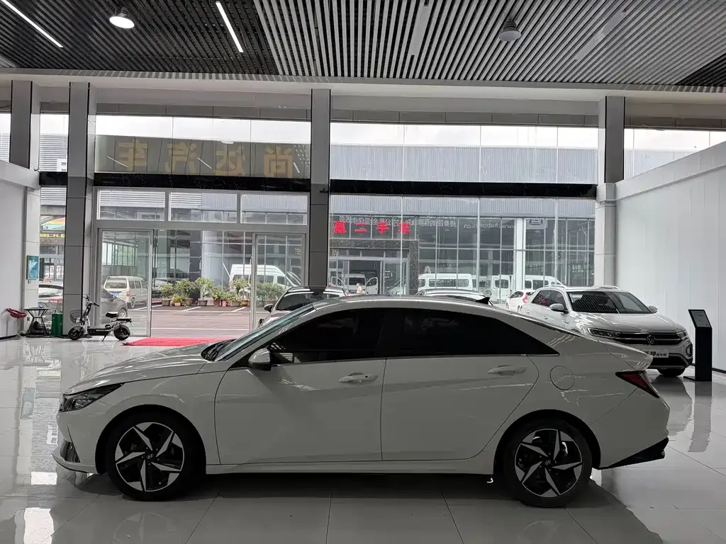 Hyundai Elantra — фото 2