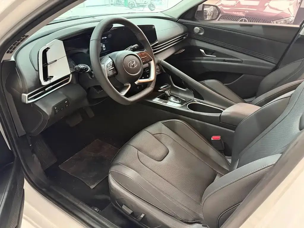 Hyundai Elantra — фото 3