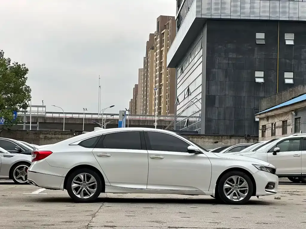 Honda Accord — фото 7