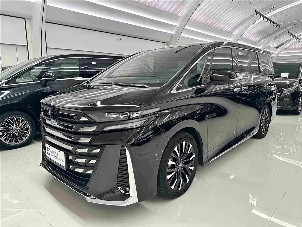 Toyota Vellfire — фото 1