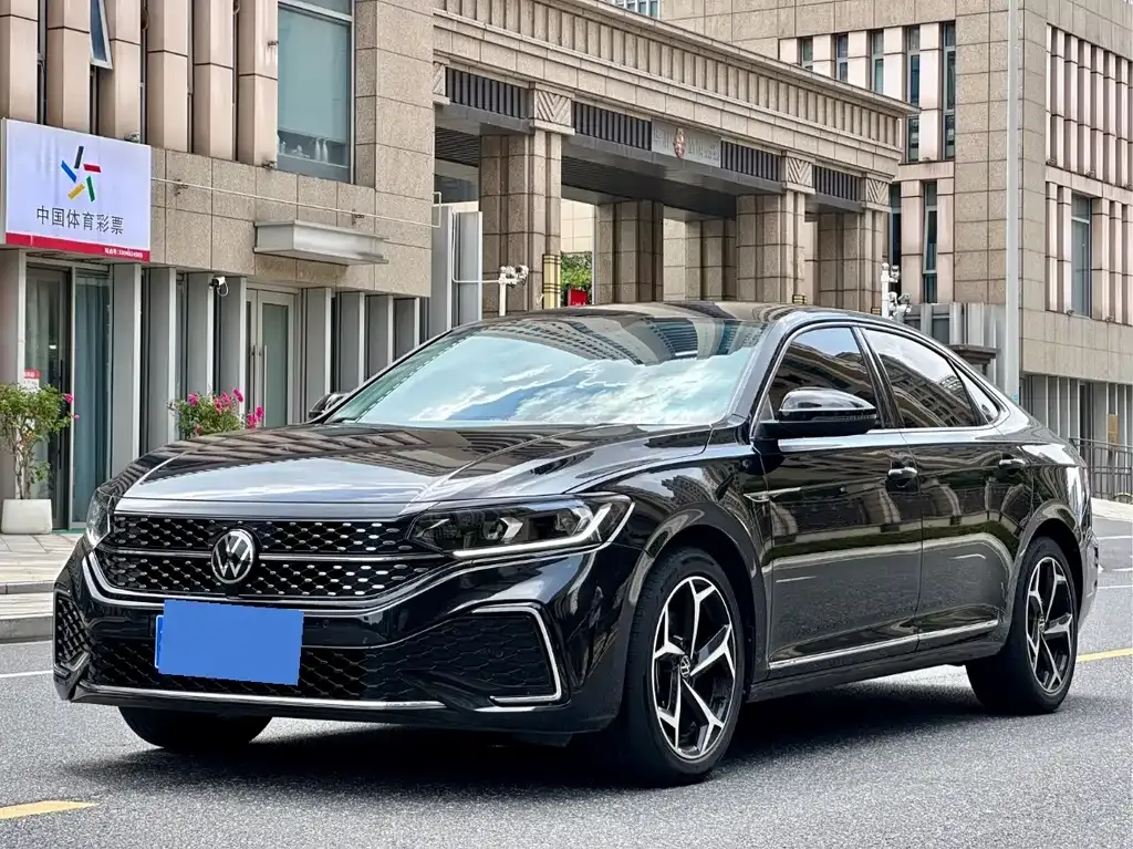 Volkswagen Passat — фото 1