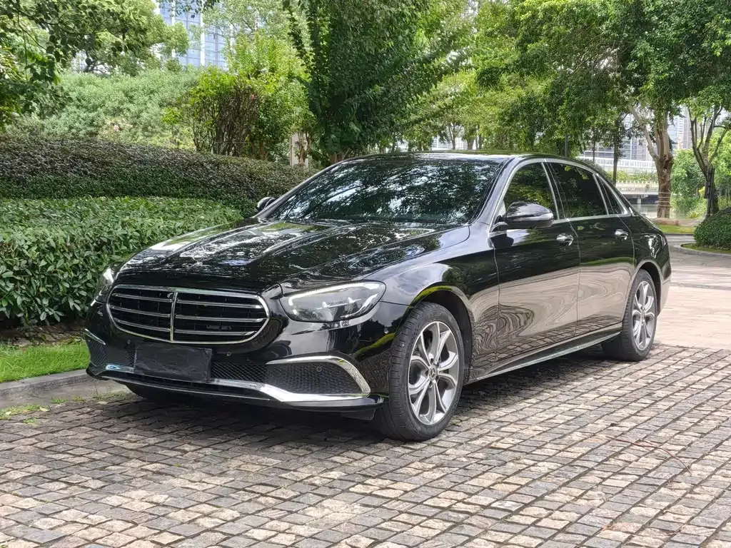 Mercedes-Benz E-Class — фото 1
