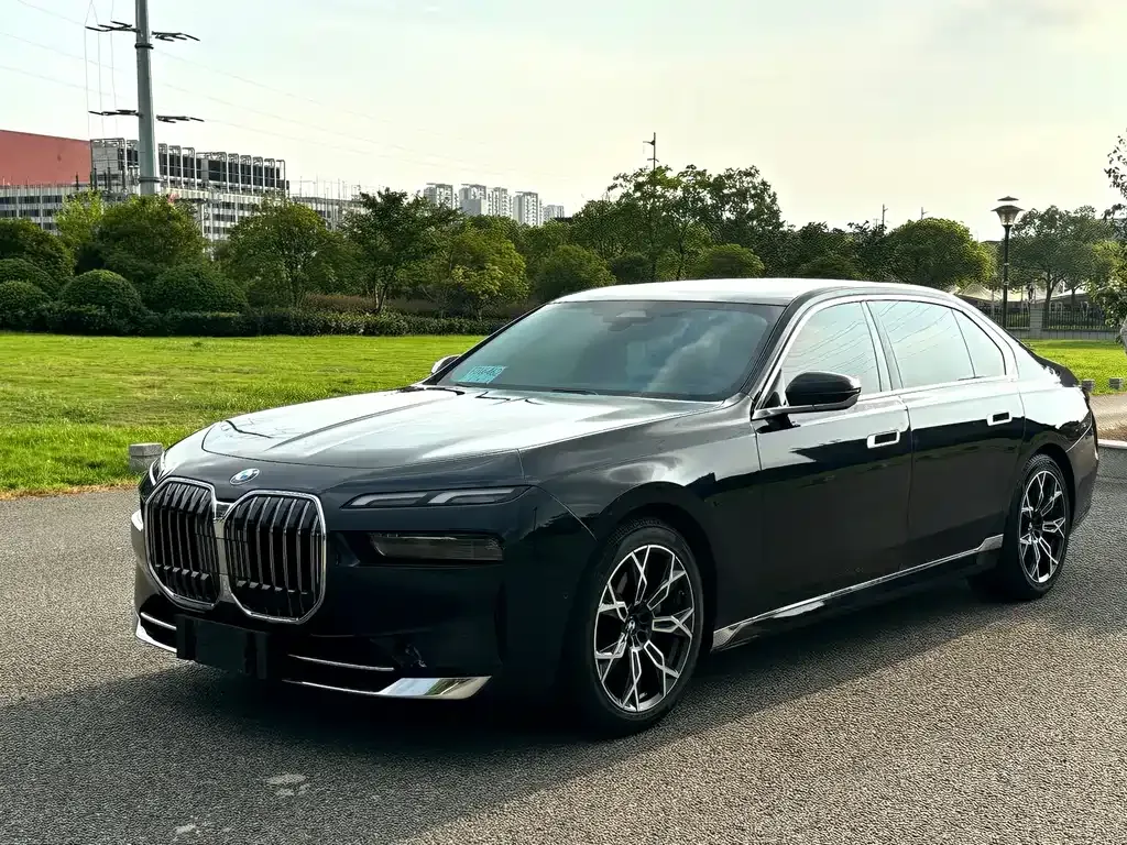BMW 7 Series — фото 1