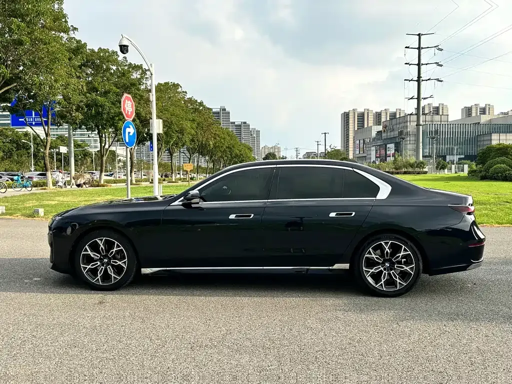 BMW 7 Series — фото 10