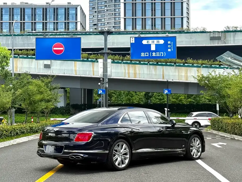 Bentley Flying Spur — фото 8