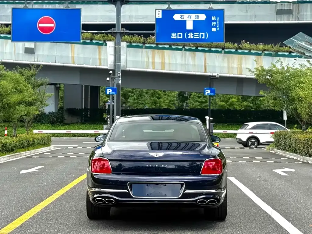 Bentley Flying Spur — фото 7