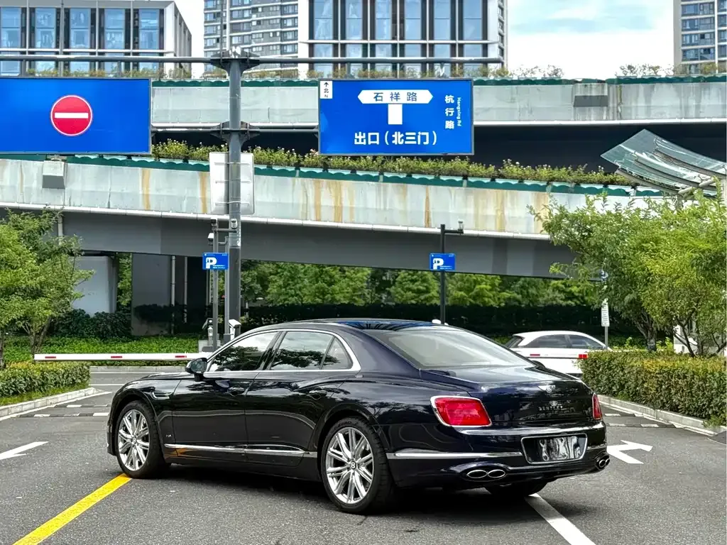 Bentley Flying Spur — фото 9