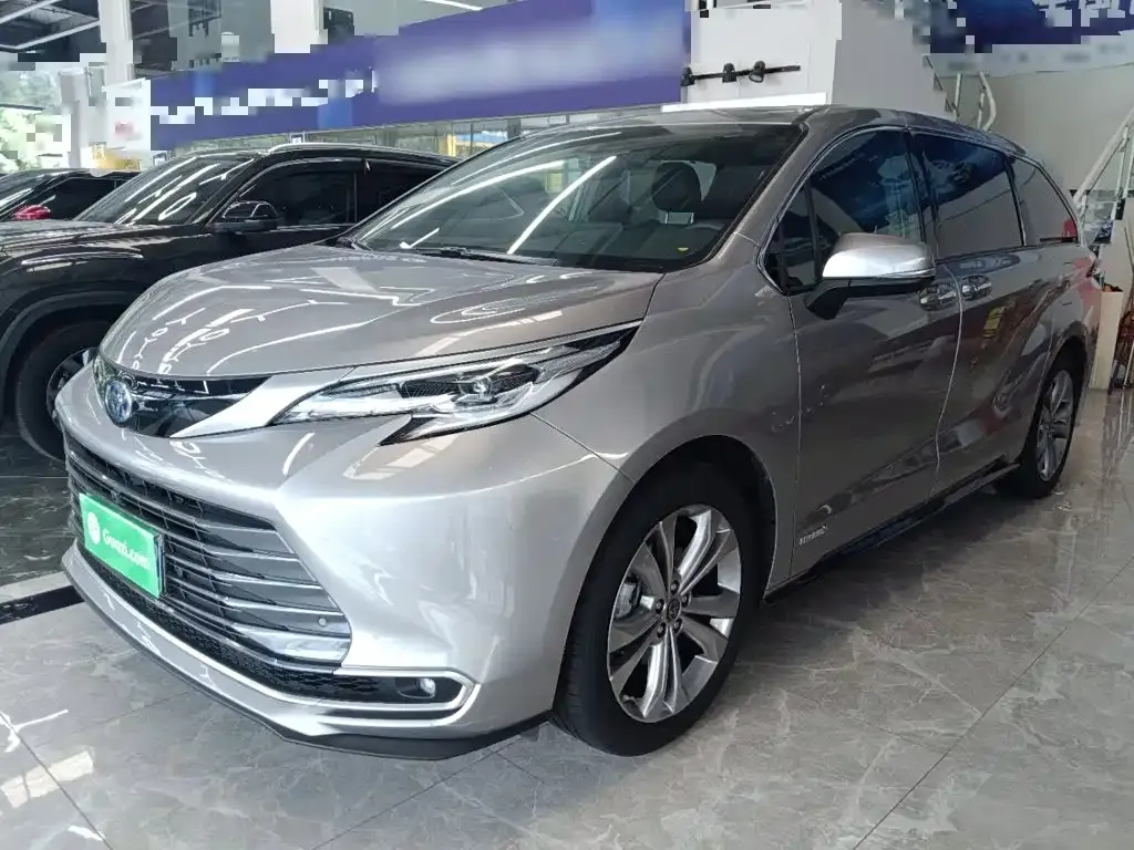 Toyota Sienna — фото 1