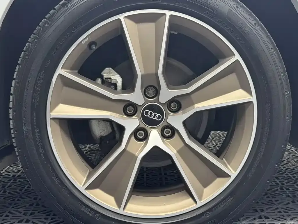 Audi Q2L — фото 4