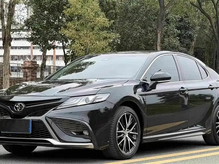 Toyota Camry — фото 1
