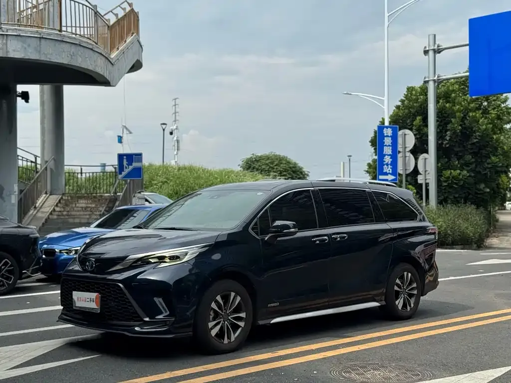 Toyota Granvia — фото 1