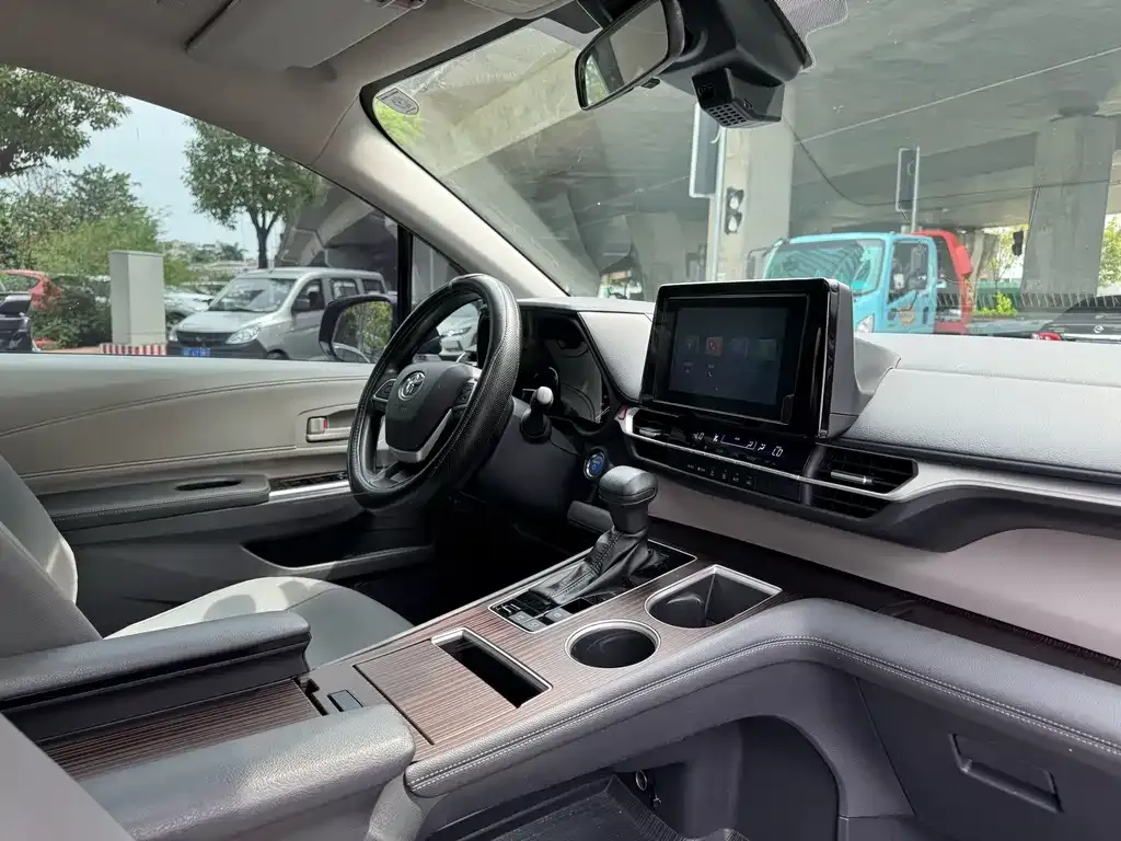 Toyota Granvia — фото 8