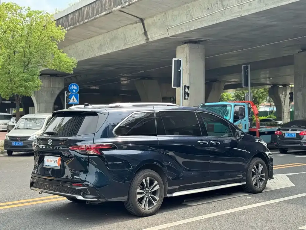 Toyota Granvia — фото 3