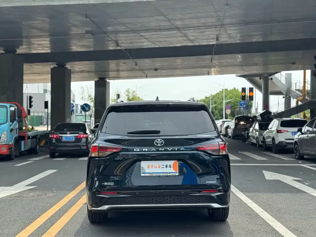 Toyota Granvia — фото 2