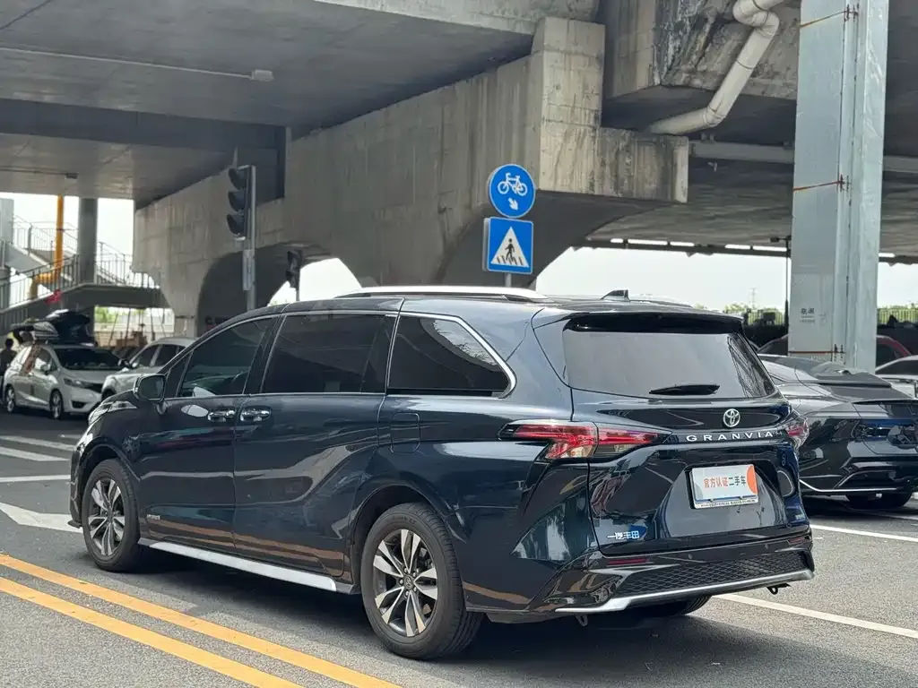 Toyota Granvia — фото 4
