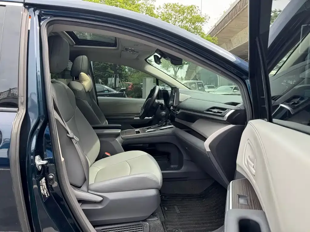 Toyota Granvia — фото 7
