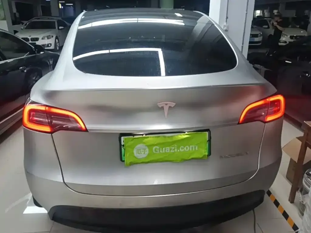Tesla Model Y — фото 10
