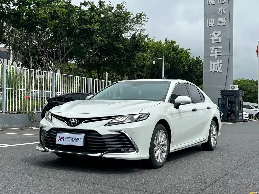 Toyota Camry — фото 1