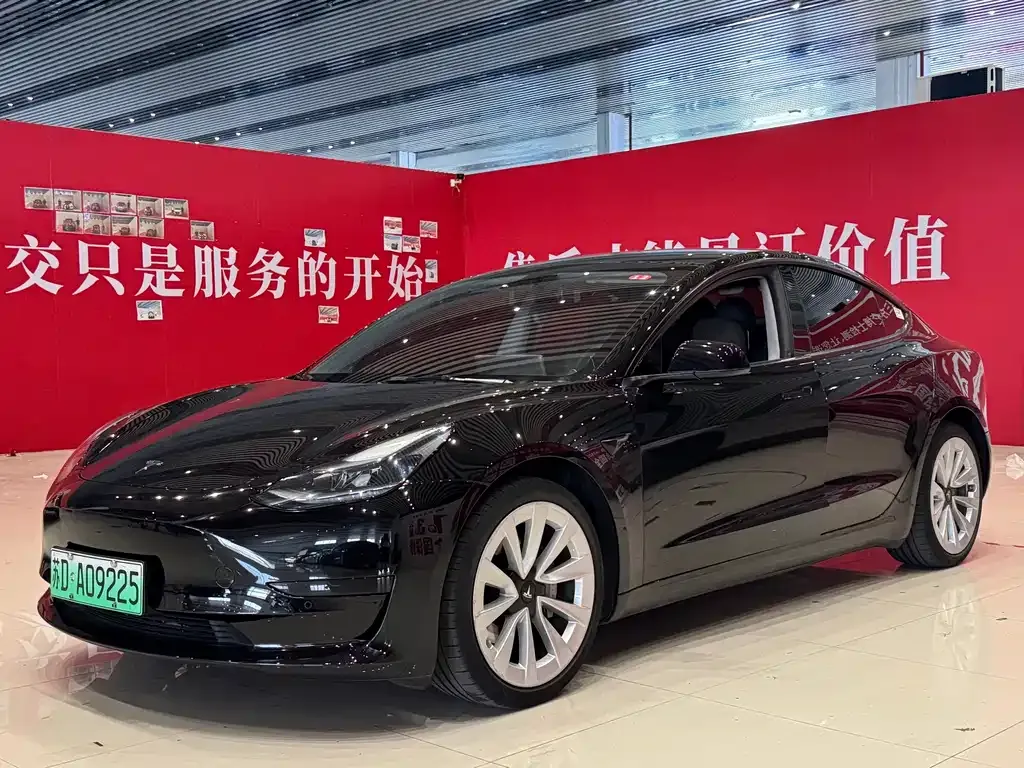 Tesla Model 3 — фото 1
