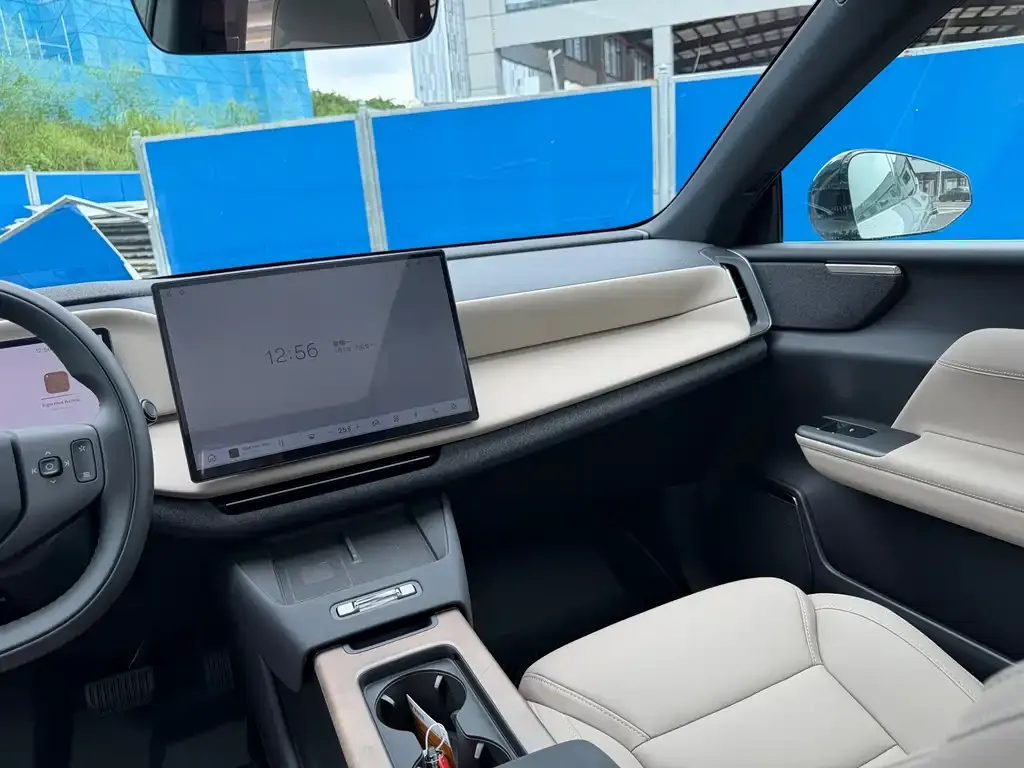 Volvo XC70 Plug-in Hybrid — фото 6