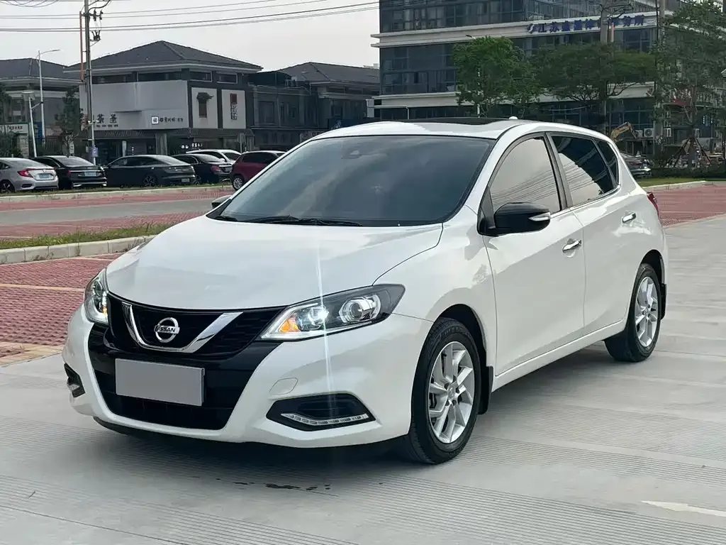 Nissan Tiida — фото 1