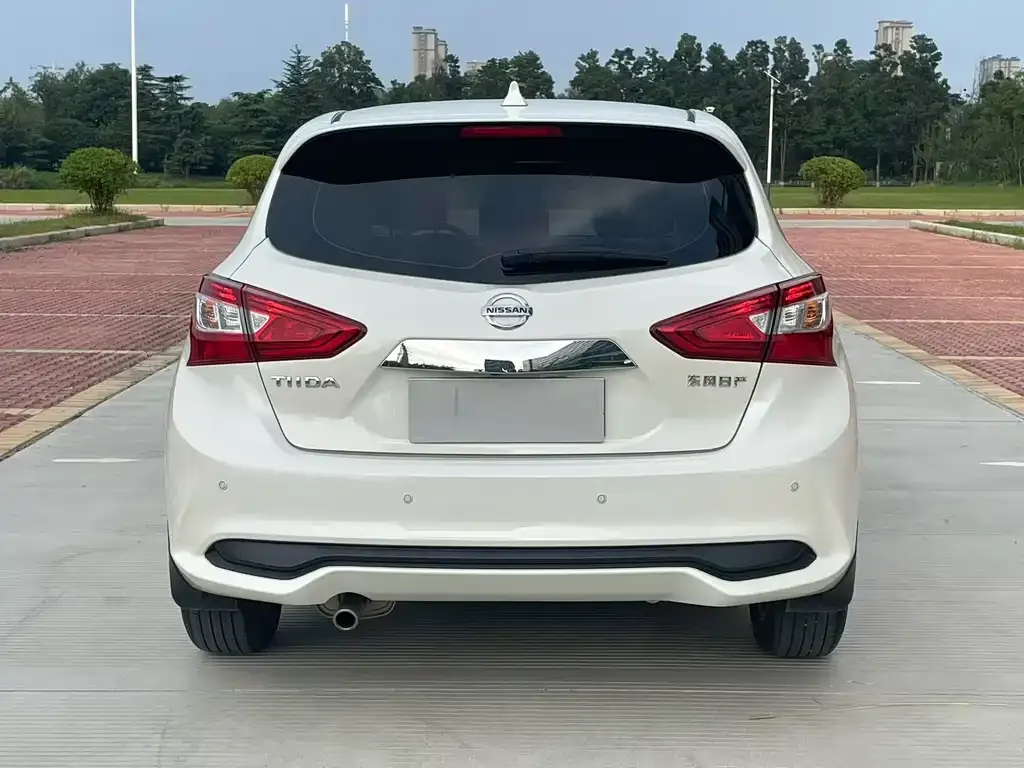 Nissan Tiida — фото 2
