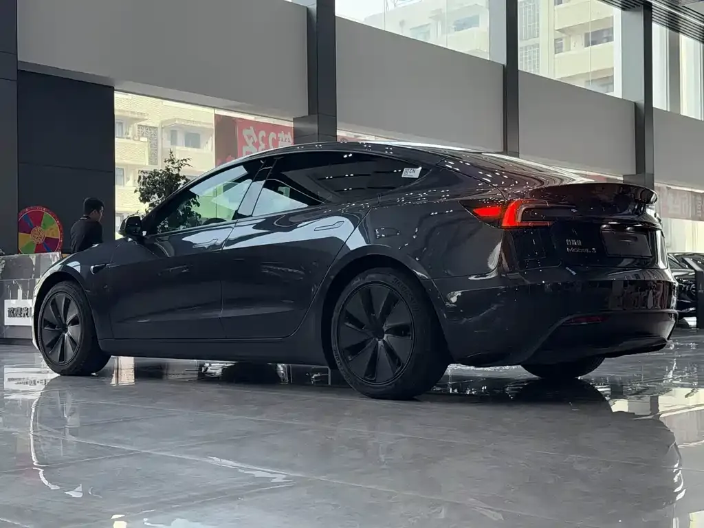 Tesla Model 3 — фото 7