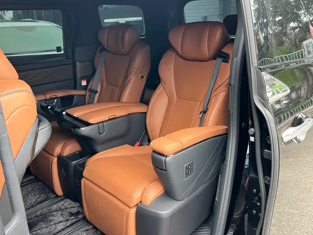 Toyota Alphard — фото 3