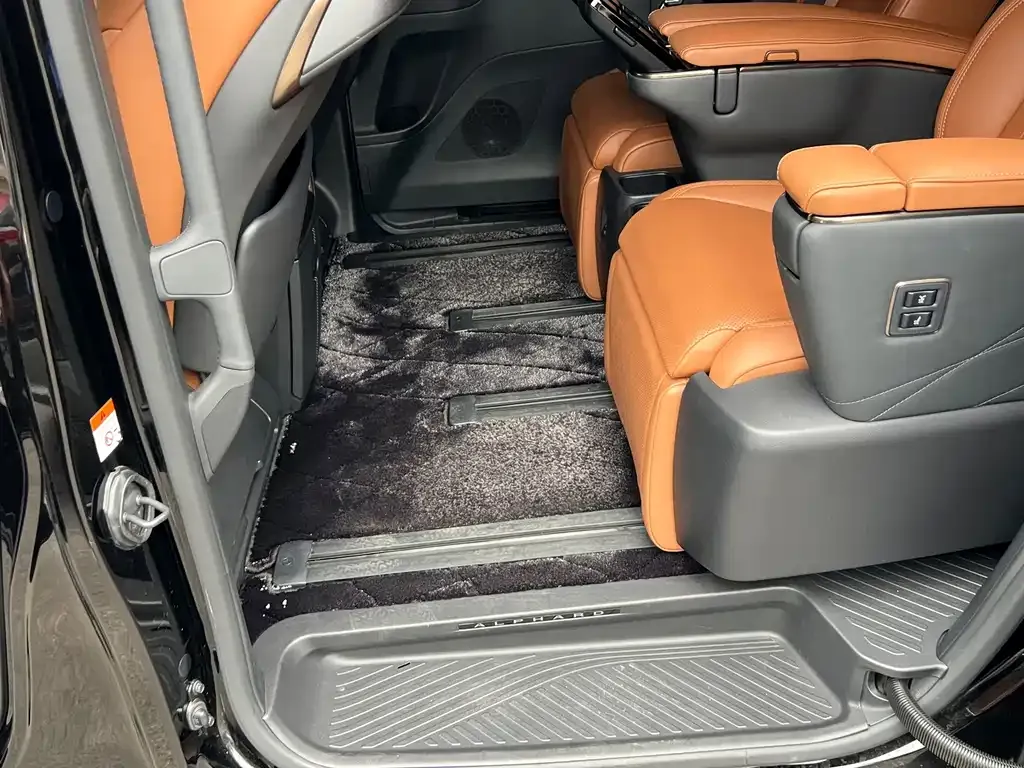 Toyota Alphard — фото 6