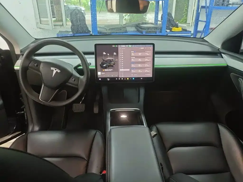 Tesla Model Y — фото 1