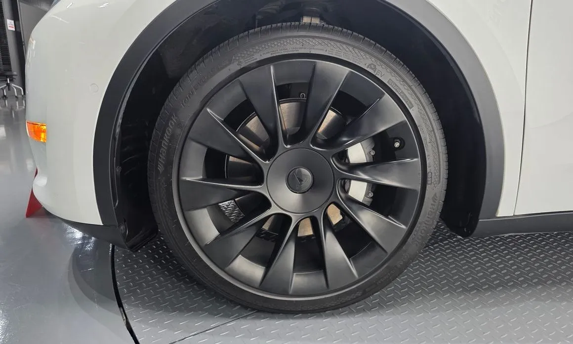 Tesla Model Y — фото 9