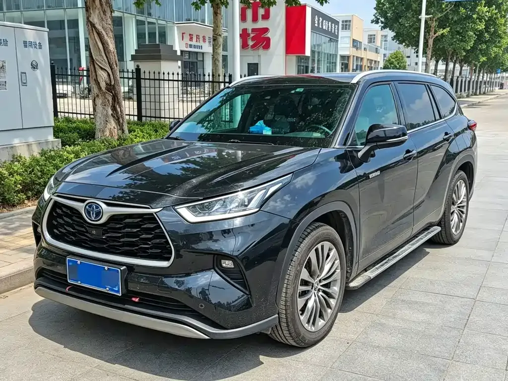Toyota Highlander — фото 1
