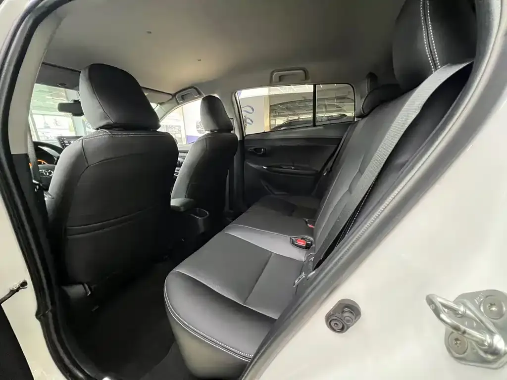 Toyota Yaris L — фото 9