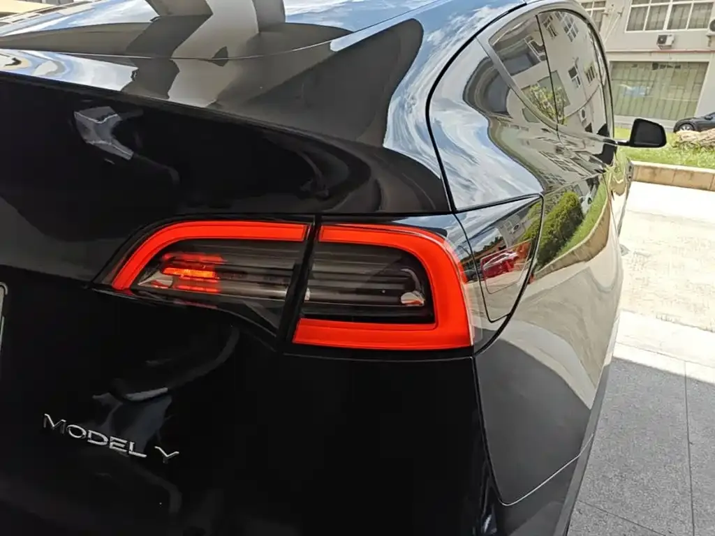 Tesla Model Y — фото 8