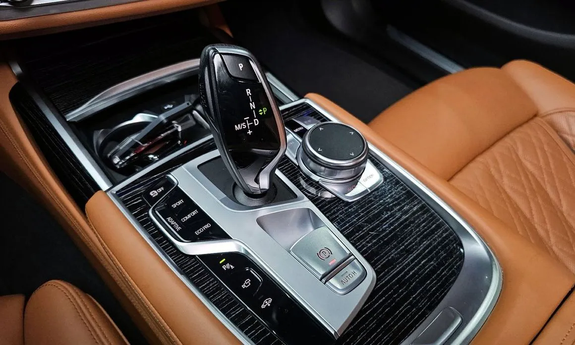 BMW 7-Series — фото 10