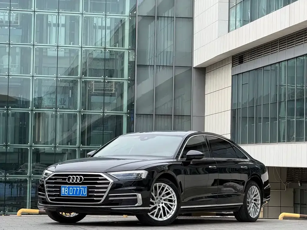 Audi A8 — фото 1